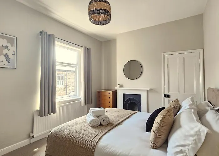 St Pauls Terrace - 2 Bed House Nr Train Station